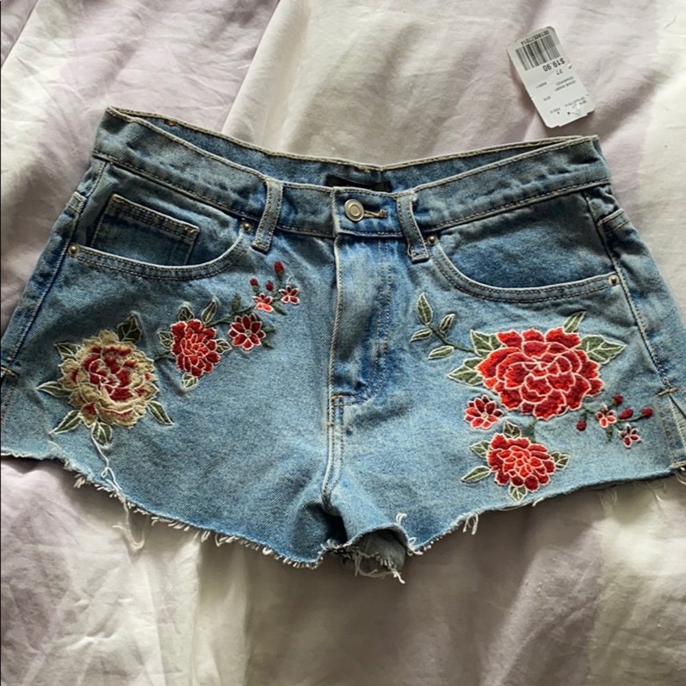 Floral embroidered shorts